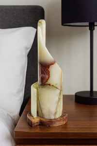 Lampe de table en onyx spirale artisanale, élégante, en pierre naturelle, éclairage de chevet pour la décoration de la maison et les intérieurs modernes - Product Image 3