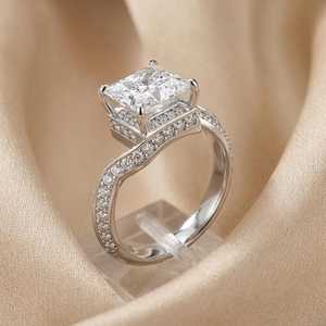 Bague Moissanite Scintillante 6MM Coupe Princesse avec Halo Caché et Tige Bypass en Argent 925 – Cadeau Idéal pour Anniversaires et Vœux de Bonne Santé pour Amis - Product Image 4