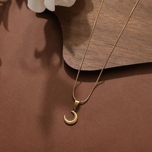 สร้อยคอจี้รูปพระจันทร์สำหรับผู้หญิง ทำจากสแตนเลส 304 ชุบทอง 18K พร้อมสายโซ่แบบงู กันน้ำ - Product Image 4
