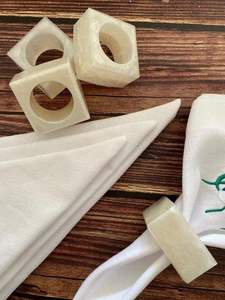 Ensemble d'anneaux de serviette carrés en résine faits à la main |   Décoration de table classique minimaliste pour les dîners et les mariages |   Cérémonie de l'emménagement et accueil des invités - Product Image 5