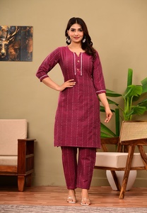 Conjunto de Kurta y Pantalón Estampado Color Granate para Mujer, Vestido Étnico Tradicional y Elegante - Product Image 2