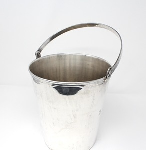 ถังน้ำแข็งสีเงินเรียบง่าย เหมาะสำหรับใช้ในคลับหรืองานเลี้ยง ช่วยรักษาความเย็นของเบียร์และเครื่องดื่ม ขายส่งจากอินเดีย - Product Image 2