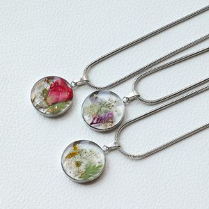 Collier pendentif en résine personnalisé avec fleurs séchées, bijoux artisanaux scintillants avec fleurs véritables pour la vente en gros - Product Image 2