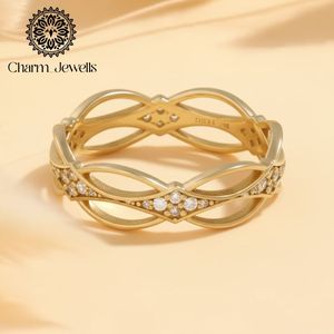 Bague de mariage classique pour femme Charm_Jewells plaquée or 18 carats avec moissanite et sertissage pavé géométrique - Product Image 2