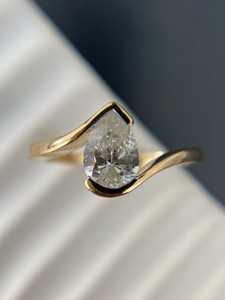 Anillos de Compromiso de Lujo de Alta Calidad, Joyería Personalizada con Superficie Cepillada Curva, Plata S925, Diamante en Forma de Pera, Moissanita 5A - Product Image 3