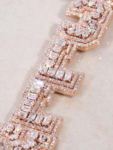 Colgante de Letra Personalizada de Plata de Ley Bañada en Rodio Oro Rosa con Moissanita y Circonitas Baguette - Product Image 2