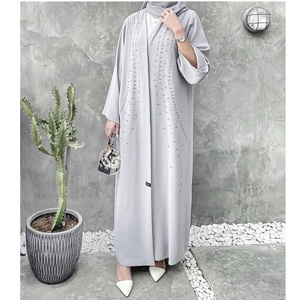 Robe Abaya Musulmane pour Femmes de Qualité Supérieure, Vêtement Islamique Élégant et Modeste avec Hijab pour la Prière du Ramadan et l'Usage Quotidien, en Vente - Product Image 1