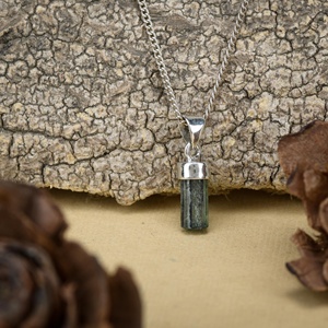 Pendentif Colonne en Cristal de Tourmaline Verte Naturelle Pierre de Naissance Pierre Précieuse Brute avec Capuchon en Argent Sterling 925 - Product Image 4