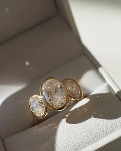 Bague à trois pierres serties clos en diamant ovale de 2,01 carats, cultivé en laboratoire, en or jaune 14 carats, cadeau de fiançailles ou de mariage unisexe - Product Image 4