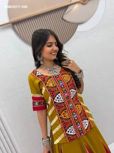 Ropa para festivales: Lehenga acampanada estilo Kali de algodón puro multicolor con trabajo estilo Gamthi y blusa con abertura lateral larga. Proveedor indio. - Product Image 2