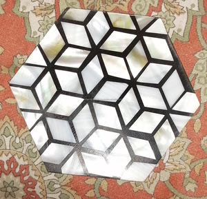 Sous-verres intemporels en nacre indienne, fabriqués à la main en Inde par des artisans pour un décor sophistiqué - Product Image 6