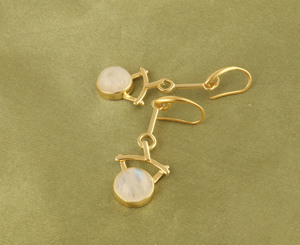 Pendientes colgantes de piedras preciosas curativas de moda, pendientes de diseñador con piedra lunar redonda natural, pendientes de gancho chapados en oro de 18k para fiestas y cócteles. - Product Image 3