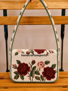Sac à bandoulière portable de luxe fait main avec motif de roses perlées pour femmes |   Accessoires de sac à main artisanal à rabat orné de perles florales - Product Image 2
