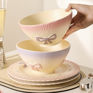Juego de vajilla de cerámica con diseño de lazo en relieve rosa y morado claro, color bajo esmalte, ideal para regalo o uso doméstico. - Product Image 3