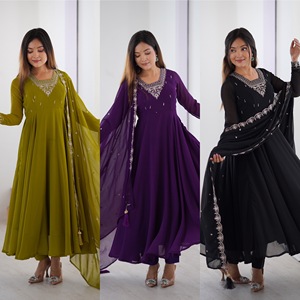 ชุดเดรส Anarkali ผ้าจอร์เจตต์เนื้อหนาปักลายลูกปัดและงานปักดิ้นทอง พร้อมผ้าคลุมไหล่แบบ Latkan ขนาดใหญ่ 6 ครึ่งเมตร และกางเกงขายาว - Product Image 6