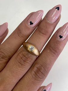 Bague dôme minimaliste et audacieuse en or massif 18 carats avec diamant de laboratoire, style bohème victorien, bande épaisse conique, solitaire affirmé - Product Image 4