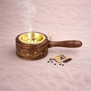 Brûleur d'encens rustique en bois avec incrustations étoilées et insert en métal doré perforé pour la décoration intérieure et l'aromathérapie - Product Image 1