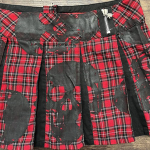 Minifalda plisada a cuadros rojos para mujer, estilo gótico, con estampado de calavera y cremallera frontal - Product Image 2