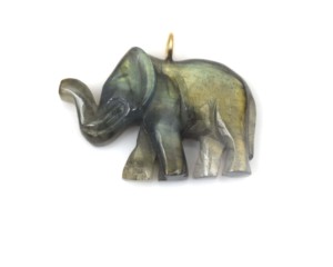 Pendentif éléphant de créateur avec serti clos de pierres précieuses, breloque animale, style bohème, plaqué or 18 carats, certifié IGI, 7,2g, pour soirée et mode - Product Image 1