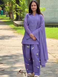 Conjunto de Kurta Morado para Mujer con Bordado Floral Blanco, Corte Holgado, Ropa Casual Tradicional India y Pakistaní - Product Image 1