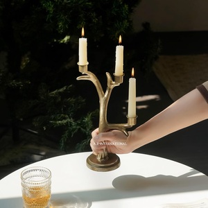 Candélabre vintage doré à 3 bras en aluminium moulé fait main, support de bougies coniques en forme de branche d'arbre, écologique et durable, décoration intérieure pour le bureau - Product Image 5