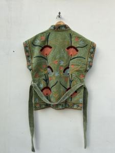 Chaqueta de Terciopelo Boho Suzani para Mujer, Chaleco Corto Étnico con Bordado Floral, Cuello Alto, Hecho a Mano, Prenda Moderna - Product Image 5