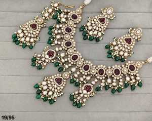 ชุดสร้อยคอแบบอินเดีย Kundan Polki พร้อมต่างหูแบบ Chandelier ชุบทองโบราณ และเครื่องประดับ Mang Tika สำหรับงานแต่งงานแบบชาติพันธุ์ - Product Image 5