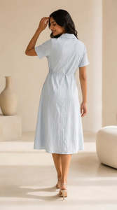 Robe midi en lin et coton bleu clair avec col polo, manches courtes, taille nouée, ourlet évasé, tenue décontractée d'été - Product Image 3