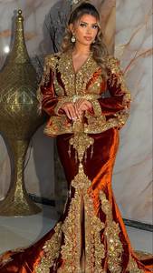Élégante Robe de Mariage Traditionnelle Karakou Longue Broderie Or Bordeaux Coupe Droite pour Femme en Crêpe Banane - Product Image 2