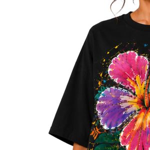 เสื้อยืดโอเวอร์ไซส์สีดำสำหรับผู้หญิง พิมพ์ลายดอกชบาสีสันสดใส เสื้อยืดลำลองผ้าฝ้ายสำหรับฤดูร้อน รับผลิตแบบ OEM ODM ขายส่ง - Product Image 3
