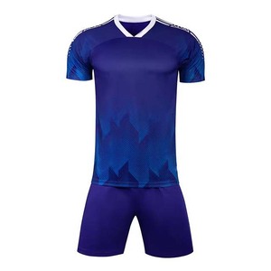 Ensemble maillot et short de football personnalisé pour homme, imprimé géométrique bleu, col en V, manches courtes, 100 % polyester, anti-humidité, coupe athlétique - Product Image 1