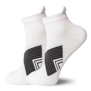Nouvelles chaussettes de sport décontractées au design moderne, avec logo personnalisé très demandé, pour hommes, en taille adulte, en vente. - Product Image 2