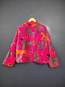 เสื้อแจ็คเก็ตผ้ากำมะหยี่สีชมพูพิมพ์ลายทรอปิคอล คอจีน แขนยาว ทรงหลวม สวมใส่สบาย เหมาะสำหรับฤดูร้อน ผลิตจากผ้าฝ้าย 100% คุณภาพสูง - Product Image 1