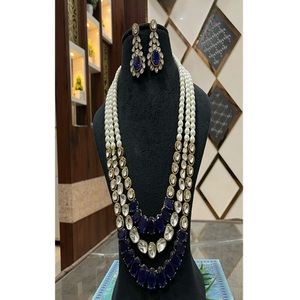 Impresionante conjunto de collar y aretes de latón con incrustaciones de Kundan, chapado en oro, con circonitas y perlas, estilo étnico, para mujer, ideal para fiestas y bodas. - Product Image 1