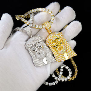 AMBER JEWELS Colgante de Cara Unisex Estilo Hip Hop con Engaste de Bisel de Aleación de Zinc Chapado en Oro Sólido de 14K y Cristal de Laboratorio con Incrustaciones de Diamantes de Imitación - Product Image 1