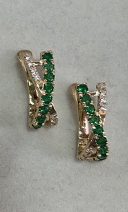 Pendientes de aro de oro amarillo de 14 quilates con esmeralda natural y diamantes naturales para ocasiones de boda y fiesta. - Product Image 2