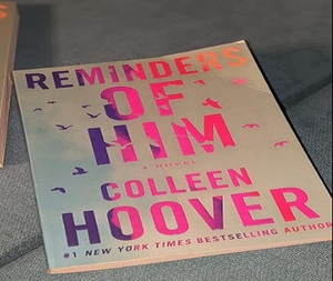 Recuerdos de él de Colleen Hoover, libro en formato de bolsillo, <span class=keywords><strong>novela</strong></span> de ficción romántica - Product Image 4