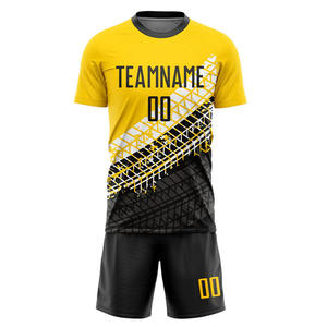 Ensemble de maillot de football personnalisé jaune et noir à motif de pneu, tenue de sport industrielle abstraite sublimée pour équipe, short inclus - Product Image 2