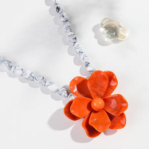 Colliers uniques avec grandes perles rondes et pendentifs fleur en résine pour femmes, colliers ras-du-cou faits main en perles acryliques, artisanat en résine - Product Image 3