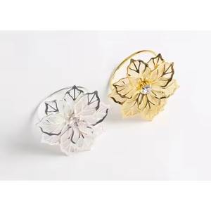 Anneau de serviette décoratif en métal pour l'arrangement de table et la mise en scène de fêtes - Product Image 1