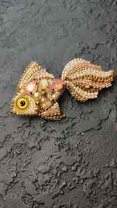 Broche élégante faite à la main avec des perles, cadeau pour femmes, à prix avantageux - Product Image 4