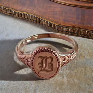 Anillo de Sello Ovalado Gótico Vintage Personalizado con Inicial, Joyería Gótica Delicada, Anillo con Letra Personalizada, Regalo de Boda para Mamá, Anillo Unisex de Plata - Product Image 1