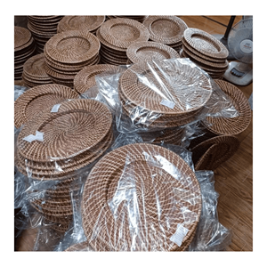 Assiettes de présentation en rotin, fabriquées à partir de matériau en rotin tressé, pour la décoration de table, l'agencement des repas et la mise en scène d'événements au Vietnam. - Product Image 6