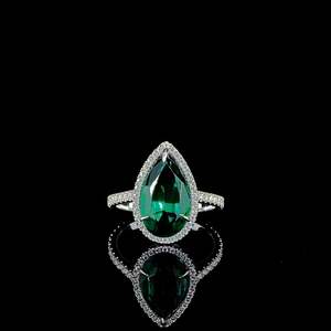 Bague en argent sterling 925 de qualité export, sertie de diamants verts, idéale pour les occasions décontractées, les soirées et comme cadeau, disponible à la vente - Product Image 1