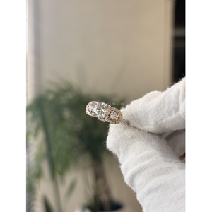 Anillo de Compromiso Exclusivo con Tres Diamantes Cultivados en Laboratorio, Diseño Vintage con Halo, 1.97CT VVS VS EF, Oro Sólido para Mujer - Product Image 3