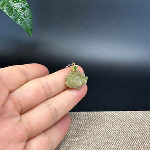 Collar con Colgante de Flor de Loto de Ópalo Verde Natural, Joyería Floral Tallada a Mano con Baño de Oro y Rodio para Bodas - Product Image 3