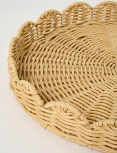 Plateau rond en rotin festonné haut de gamme, élégant et décoratif, finition naturelle pour les intérieurs contemporains. - Product Image 3