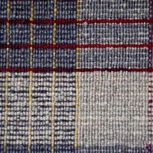 Tapis en laine tissée plate à carreaux gris anthracite, bordeaux et moutarde, motif tartan moderne, antidérapant et écologique pour salon - Product Image 4