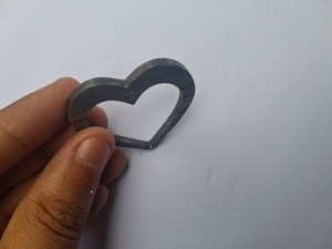 สร้อยคอจี้รูปหัวใจเหล็กดามัสกัสทำมือทันสมัย ดีไซน์แบบเจาะรู ปรับแต่งได้-ของขวัญส่งเสริมการขายจากบริษัทเจ็กซ์มู เอ็นเตอร์ไพรส์ - Product Image 2