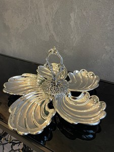 Bol de service à trois compartiments en argent plaqué sur mesure avec poignée centrale, parfait pour les buffets de resort, les desserts et les collations par UO - Product Image 1